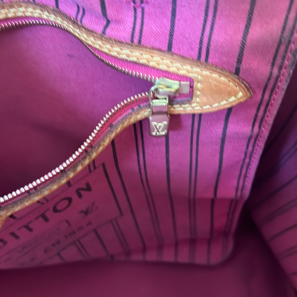 Authentic Neverfull GM Monogram PINK inside lining comes with receipt 2018 - Picture 7 of 17